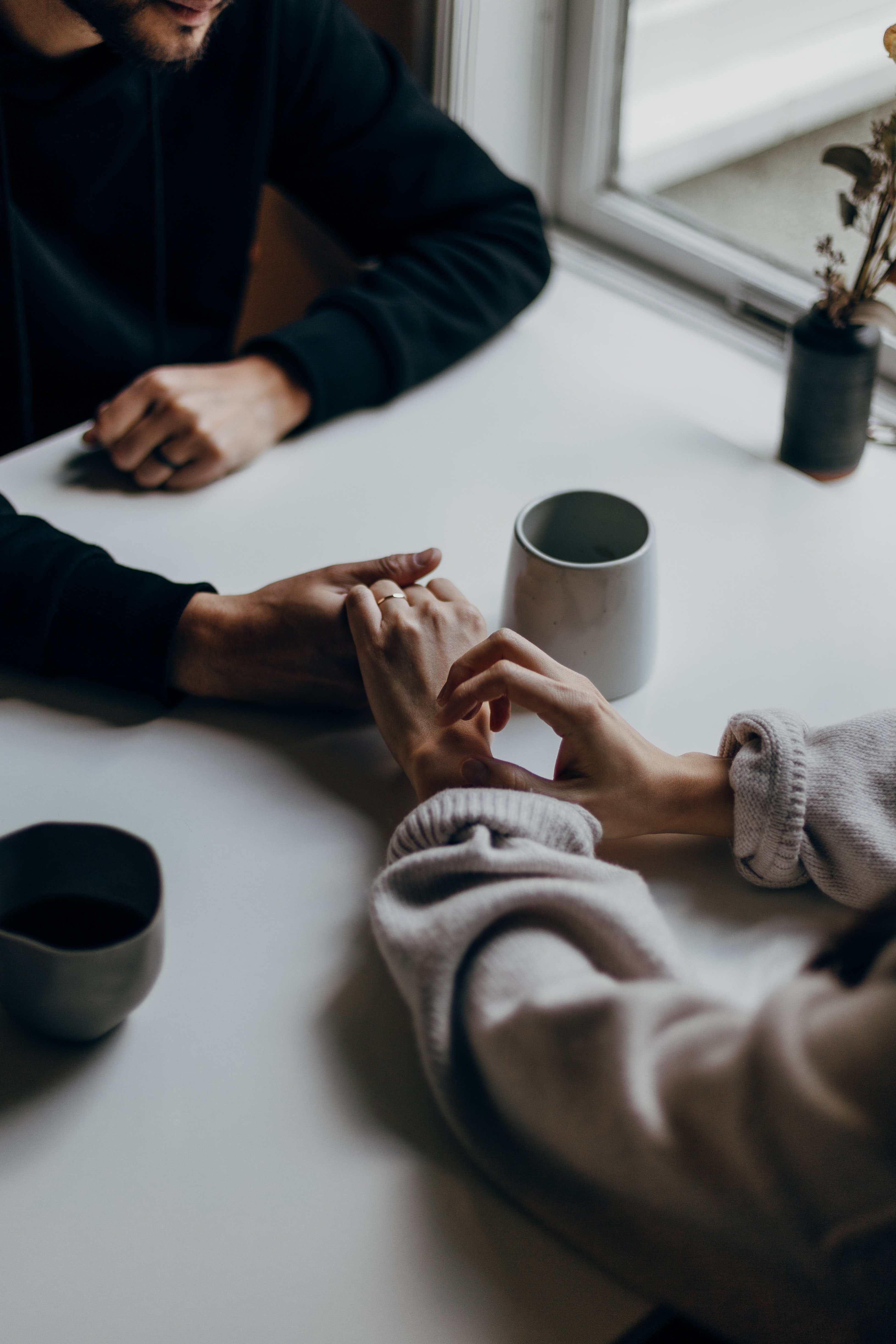 couple-holding-hands