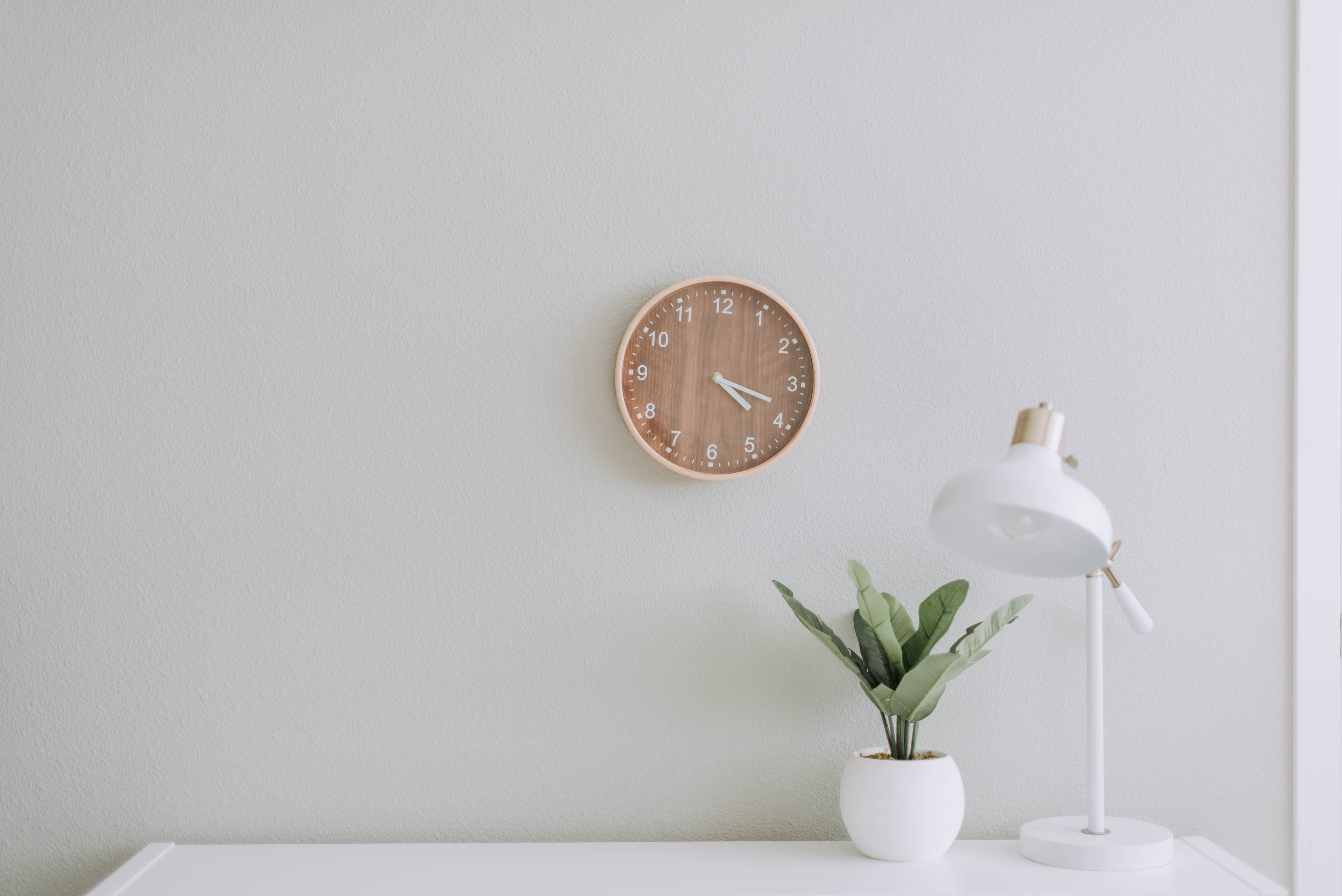 minimal-copper-clock-and-white-lamp-with-plant